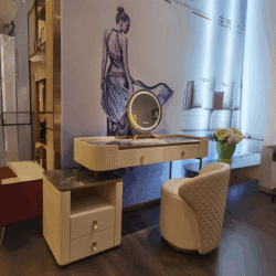 Bàn trang điểm BPQC120 và ghế đi kèm được trưng bày trong không gian showroom Nội Thất Gia Khánh. Bàn có mặt đá vân đen, k…