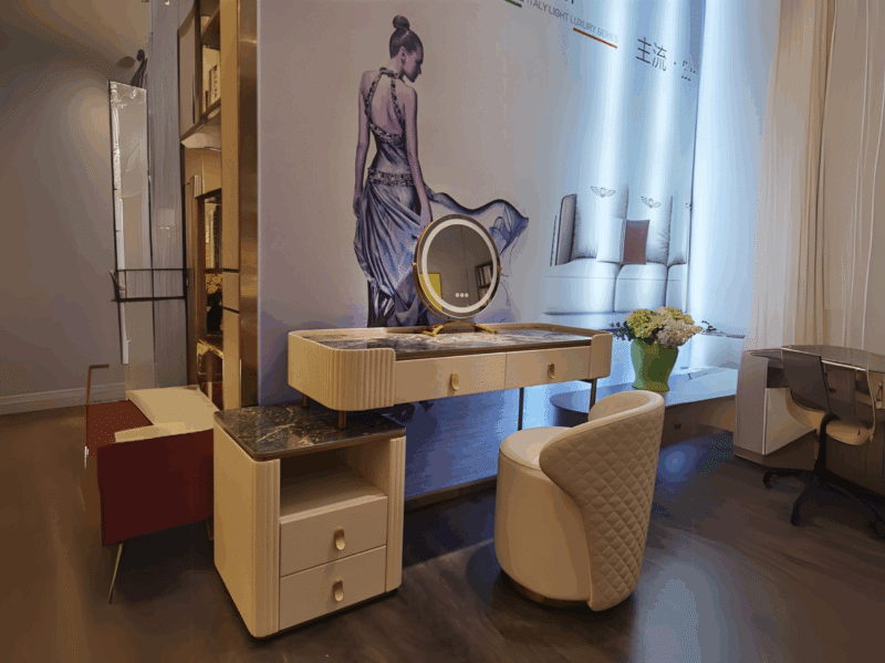 Bàn trang điểm BPQC120 và ghế đi kèm được trưng bày trong không gian showroom Nội Thất Gia Khánh. Bàn có mặt đá vân đen, k…