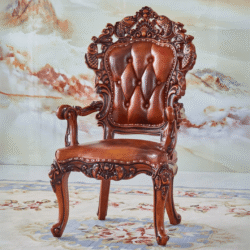 Ghế Có Tay Tân Cổ Điển GVC103-NT được chụp chính diện, nổi bật với khung gỗ sồi tự nhiên màu nâu đỏ được chạm khắc hoa văn…