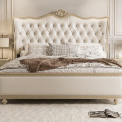 Giường ngủ tân cổ điển GI2803-18 màu kem, đặt chính diện trong phòng ngủ sang trọng với tường ốp phào chỉ trắng, hai đèn n…