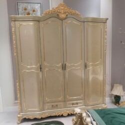 Tủ quần áo 4 cánh phong cách tân cổ điển, được chụp từ góc chính diện, nổi bật với tông màu vàng kem chủ đạo và các đường…