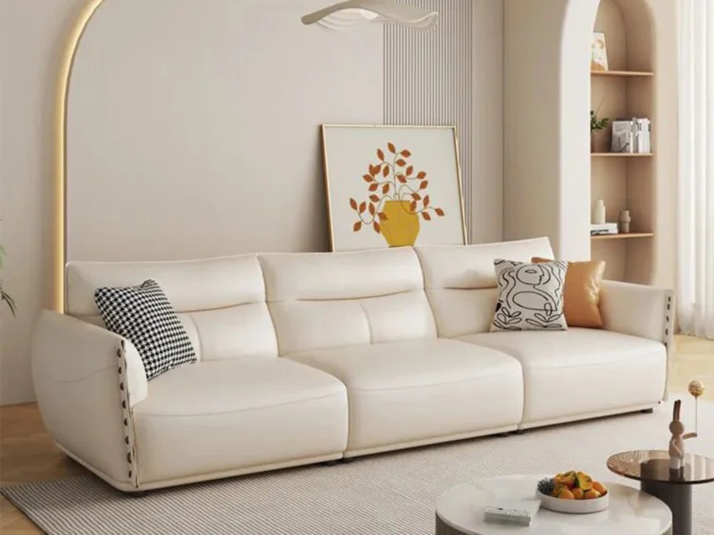 Sofa băng SFA40-4 ba chỗ ngồi, chụp chính diện trong không gian phòng khách hiện đại. Ghế có thiết kế tối giản, bọc da màu…