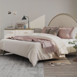 Giường ngủ 1m8 phong cách Mỹ GIRC017-18 được chụp từ góc ngang, cho thấy tổng thể chiếc giường với đầu giường bọc da nhân…
