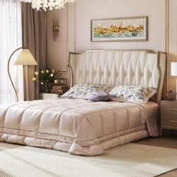 Giường ngủ King size phong cách American style sang trọng, được chụp chính diện trong một phòng ngủ ấm cúng. Đầu giường ca…