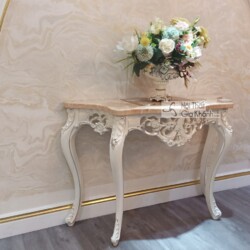 Kệ trang trí mặt đá KC8801H-2 được chụp ở góc hơi nghiêng, làm nổi bật mặt đá Hồng ngọc long nhân tạo với vân mây tự nhiên…