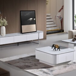 Ảnh chụp tổng thể bộ bàn trà PL3016A-1 và kệ tivi trong không gian phòng khách hiện đại. Bộ bàn trà gồm một bàn vuông lớn…