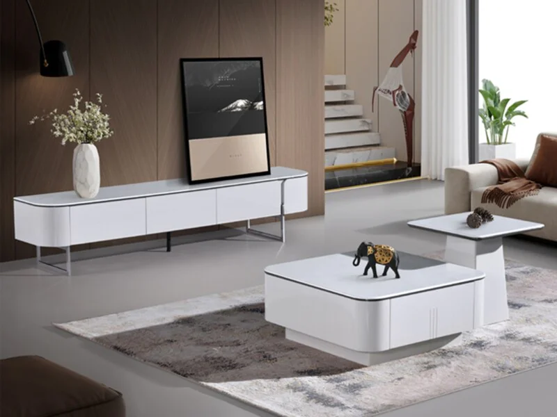 Ảnh chụp tổng thể bộ bàn trà PL3016A-1 và kệ tivi trong không gian phòng khách hiện đại. Bộ bàn trà gồm một bàn vuông lớn…
