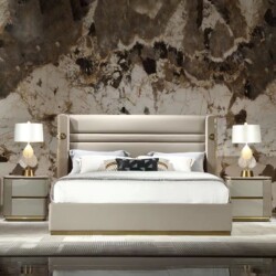 Giường ngủ bọc da cao cấp GIQF827-18 nhìn chính diện, đặt trong phòng ngủ phong cách luxury. Đầu giường cao bọc da màu be…