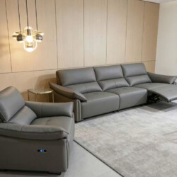 Bộ sofa băng điện SF-B8179-13 màu xám đậm, gồm một ghế đơn và một băng ba chỗ, được chụp từ góc nhìn chéo phía trước. Băng…