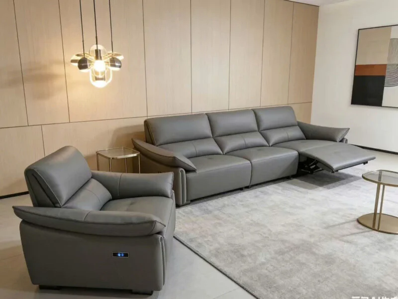 Bộ sofa băng điện SF-B8179-13 màu xám đậm, gồm một ghế đơn và một băng ba chỗ, được chụp từ góc nhìn chéo phía trước. Băng…