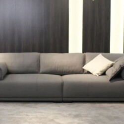 Sofa băng SFA26-4 hiện đại, màu xám đậm, được chụp chính diện trong không gian phòng mẫu. Ghế có thiết kế tối giản với ba…