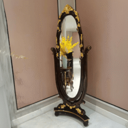 Kệ Gương Đứng KG01 phong cách tân cổ điển, được đặt trong góc phòng với tường màu hồng nhạt và sàn đá hoa cương. Gương có…