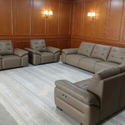 Bộ sofa điện SF-B8170-1123 màu nâu xám nhạt, bao gồm hai ghế đơn, một ghế đôi và một ghế ba, được sắp xếp trong một phòng…