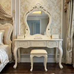 Bàn trang điểm ÉLAN ROYALE DBC01-12 màu trắng ngọc trai, phong cách tân cổ điển, đặt trong phòng ngủ sang trọng. Góc chụp…