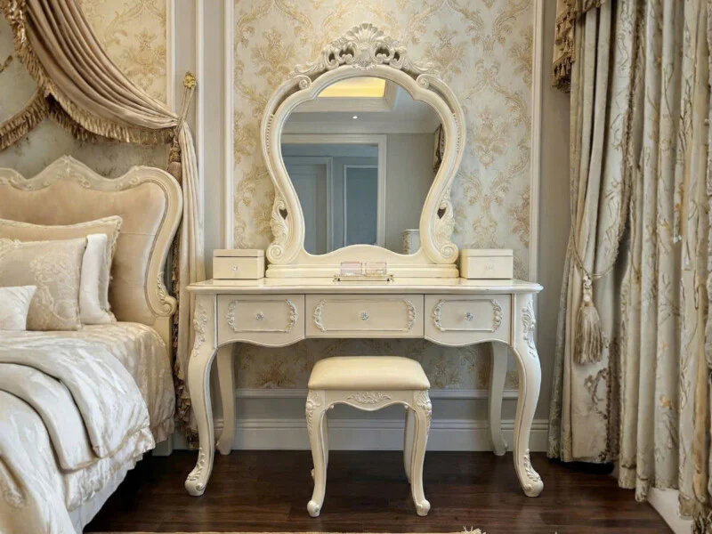 Bàn trang điểm ÉLAN ROYALE DBC01-12 màu trắng ngọc trai, phong cách tân cổ điển, đặt trong phòng ngủ sang trọng. Góc chụp…