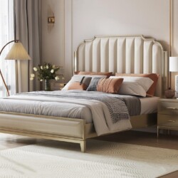 Giường ngủ cỡ lớn GI619003-20 phong cách Mỹ, chụp chính diện trong phòng ngủ sang trọng. Đầu giường bọc da màu kem với các…