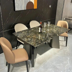 Bàn ăn AURELIUS mặt đá tự nhiên BAQ48-16 phong cách hiện đại, kích thước 1m6, đặt trong không gian phòng ăn sang trọng với…