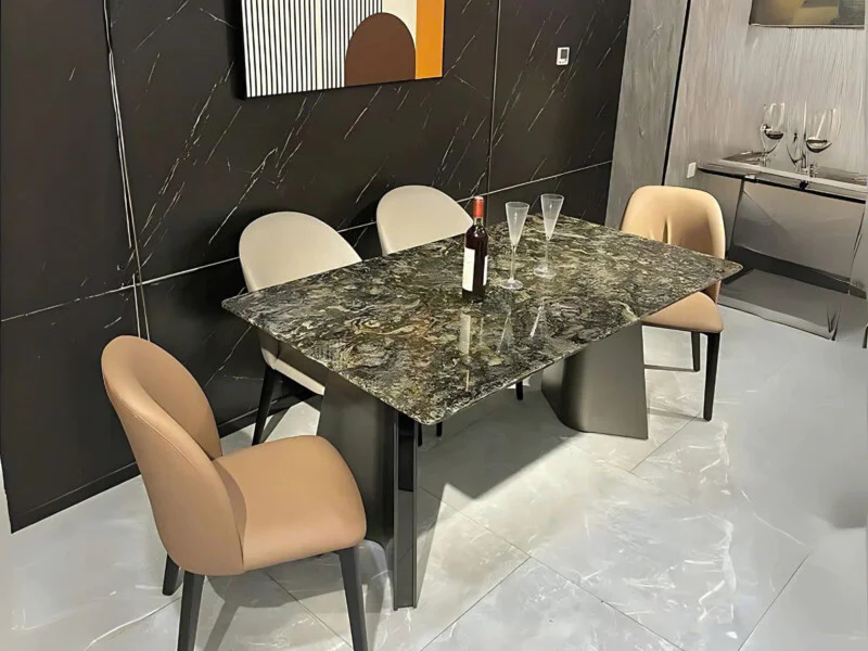 Bàn ăn AURELIUS mặt đá tự nhiên BAQ48-16 phong cách hiện đại, kích thước 1m6, đặt trong không gian phòng ăn sang trọng với…