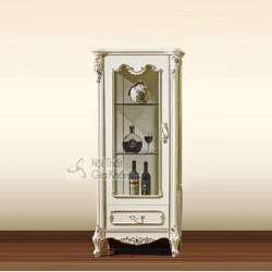 Tủ rượu 1 cánh TR8801H-1 phong cách tân cổ điển, màu trắng kem, được chụp chính diện trên nền tường màu be nhạt và sàn gỗ…