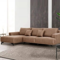 Một chiếc sofa góc phải hiện đại SF8037-Lex30 màu nâu be, được chụp từ góc hơi chếch phía trước, đặt trong không gian phòn…
