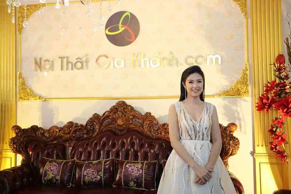 Ngọc Hân rạng rỡ bên bộ “Sofa tân cổ điển lớn nhất Việt Nam”