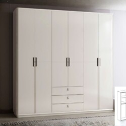 Tủ quần áo 6 cánh màu trắng kem, phong cách tân cổ điển, được chụp chính diện trong một phòng ngủ hiện đại. Tủ có sáu cánh…