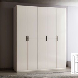 Tủ quần áo 5 cánh hiện đại TU6805-5 màu trắng kem, được chụp chính diện trong một không gian phòng ngủ. Tủ có thiết kế tối…