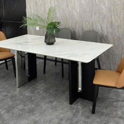 Bàn ăn hiện đại BAQ59-18 được chụp từ góc hơi cao, cho thấy mặt bàn hình chữ nhật màu trắng vân đá Fendi sang trọng. Chân…