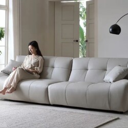 Sofa băng SFA31-4 màu be sáng, bọc da bò tự nhiên, chụp ngang trong phòng khách hiện đại. Thiết kế tối giản với múi đệm vu…