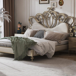 Giường ngủ 1m8 phong cách Mỹ, mã GI618009-18, được chụp từ góc hơi chếch phía trước, làm nổi bật phần đầu giường bọc da mà…