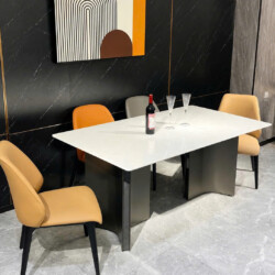 Bàn ăn AURELIS 1m6 mặt đá trắng tự nhiên nổi bật trong không gian phòng ăn luxury với tường ốp đá đen vân trắng. Bàn có ch…