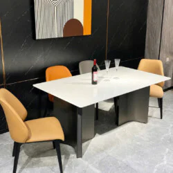 Bàn ăn AURELIS 1m6 mặt đá trắng tự nhiên nổi bật trong không gian phòng ăn luxury với tường ốp đá đen vân trắng. Bàn có ch…