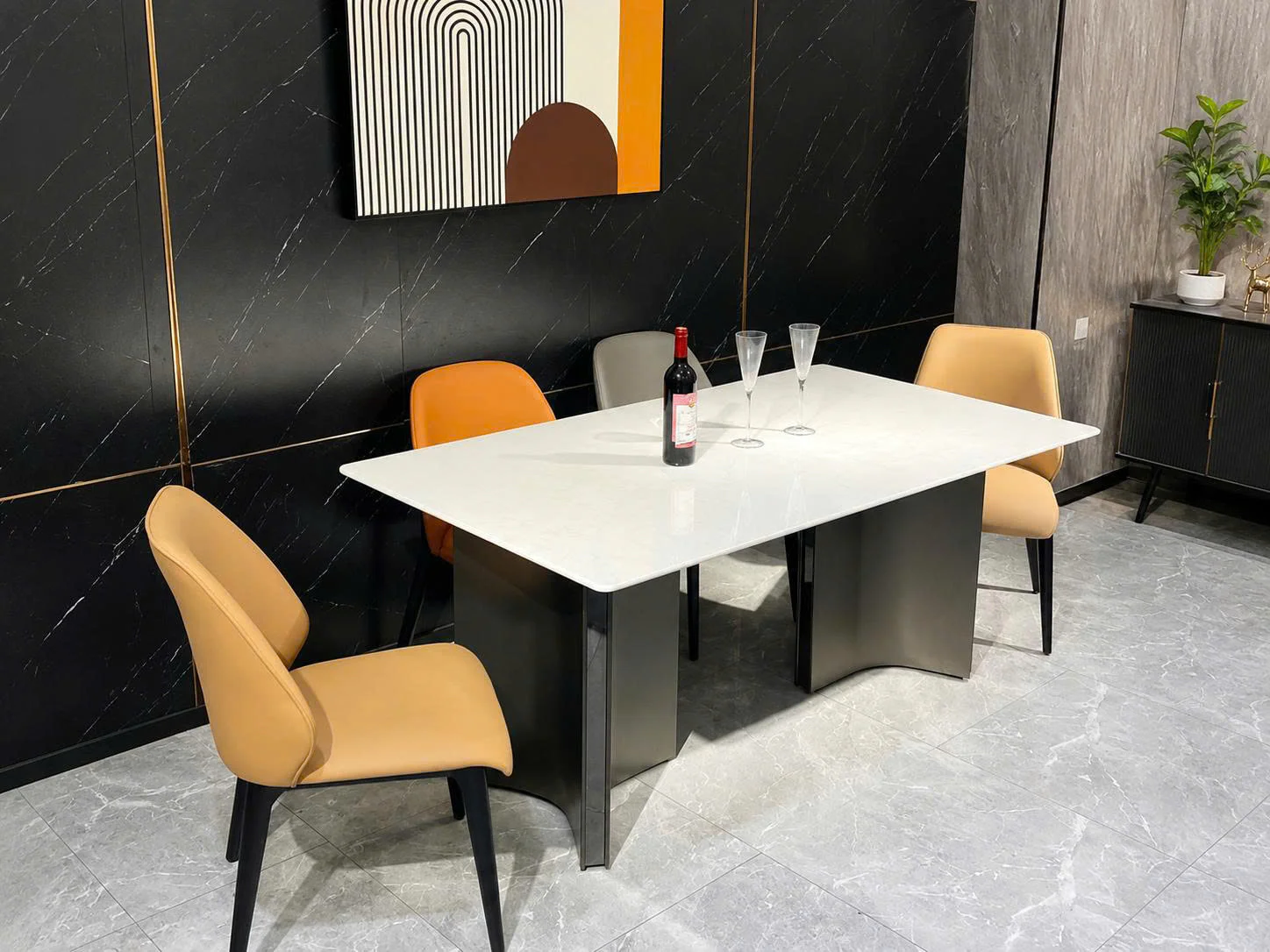 Bàn ăn AURELIS 1m6 mặt đá trắng tự nhiên nổi bật trong không gian phòng ăn luxury với tường ốp đá đen vân trắng. Bàn có ch…