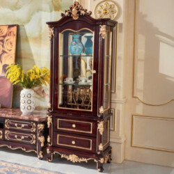 Tủ rượu 1 cánh TR01-1 phong cách tân cổ điển, màu nâu đỏ với các chi tiết chạm khắc hoa văn vàng đồng tinh xảo, được đặt t…
