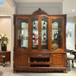 Tủ rượu 4 cánh TR1701-4 chụp chính diện, đặt trong không gian showroom của Gia Khánh. Tủ có phần trên là 4 cánh kính cong…