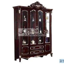 Tủ rượu 4 cánh tân cổ điển màu nâu nho, chụp chính diện trên nền trắng. Tủ có phần đỉnh chạm khắc hoa văn tinh xảo, các cá…