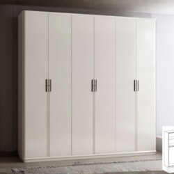 Tủ áo 6 cánh màu trắng kem, kiểu dáng hiện đại, được chụp chính diện trong một phòng ngủ có ánh sáng tự nhiên. Tủ có bề mặ…