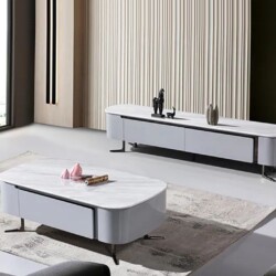 Ảnh chụp tổng thể bộ bàn trà và kệ tivi PL3008AB đặt trong không gian phòng khách hiện đại. Bàn trà hình oval và kệ tivi d…
