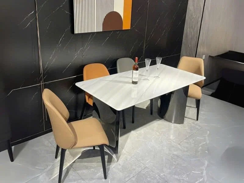 Bàn ăn 1m6 mặt đá BAQ19-16 phong cách hiện đại, nhìn từ góc chính diện hơi chếch sang phải. Mặt bàn hình chữ nhật bo góc…