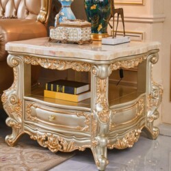 Bàn trà vuông phong cách tân cổ điển, chụp cận cảnh từ góc chếch. Bàn có mặt đá tự nhiên màu trắng vân vàng, khung gỗ Sồi…