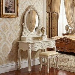 Bàn trang điểm tân cổ điển BDC509 màu trắng ngọc trai đặt trong phòng ngủ sang trọng, bên cạnh giường ngủ lớn. Bàn có gươn…