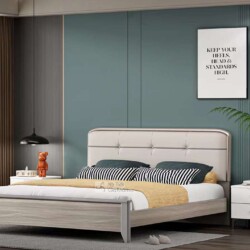 Giường ngủ hiện đại GI605-1 và tủ đầu giường được chụp từ góc chính diện, hơi chếch sang phải, đặt trong phòng ngủ có tườn…