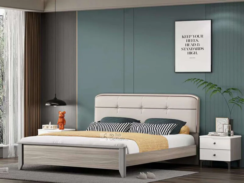 Giường ngủ hiện đại GI605-1 và tủ đầu giường được chụp từ góc chính diện, hơi chếch sang phải, đặt trong phòng ngủ có tườn…