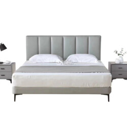 Giường ngủ bọc da hiện đại GIBJ096-18 chụp chính diện trên nền trắng. Đầu giường cao, bọc da màu xám nhạt với các đường ma…