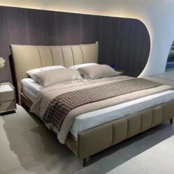 Giường ngủ bọc da hiện đại GIBJ108-18 chụp góc chếch, nổi bật đầu giường cao bọc da nâu be với đường may dọc. Khung giường…