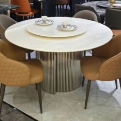 Bàn ăn tròn hiện đại BAQ69-135 chụp từ góc chếch, nổi bật mặt bàn đá cẩm thạch tự nhiên trắng vân xám với mâm xoay. Chân b…