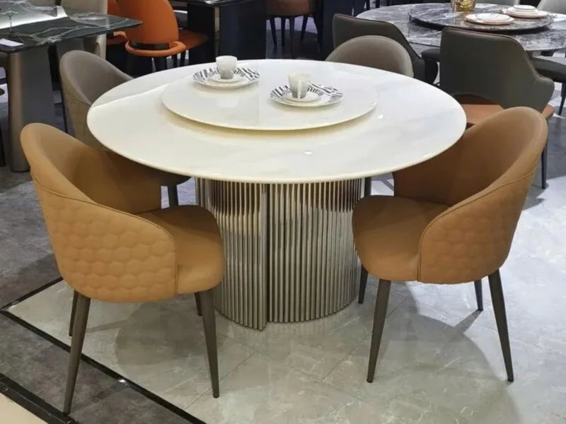 Bàn ăn tròn hiện đại BAQ69-135 chụp từ góc chếch, nổi bật mặt bàn đá cẩm thạch tự nhiên trắng vân xám với mâm xoay. Chân b…