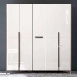 Tủ quần áo 5 cánh hiện đại TU2305-5 được chụp trực diện, nổi bật với bề mặt cánh tủ màu trắng bóng sang trọng. Tủ có ba cá…