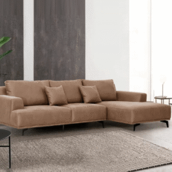 Sofa góc trái SF8037-Lex30 màu nâu be được đặt trong không gian phòng khách hiện đại. Góc chụp toàn cảnh từ phía trước, so…