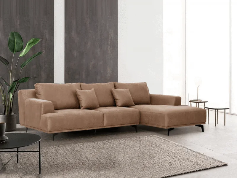 Sofa góc trái SF8037-Lex30 màu nâu be được đặt trong không gian phòng khách hiện đại. Góc chụp toàn cảnh từ phía trước, so…